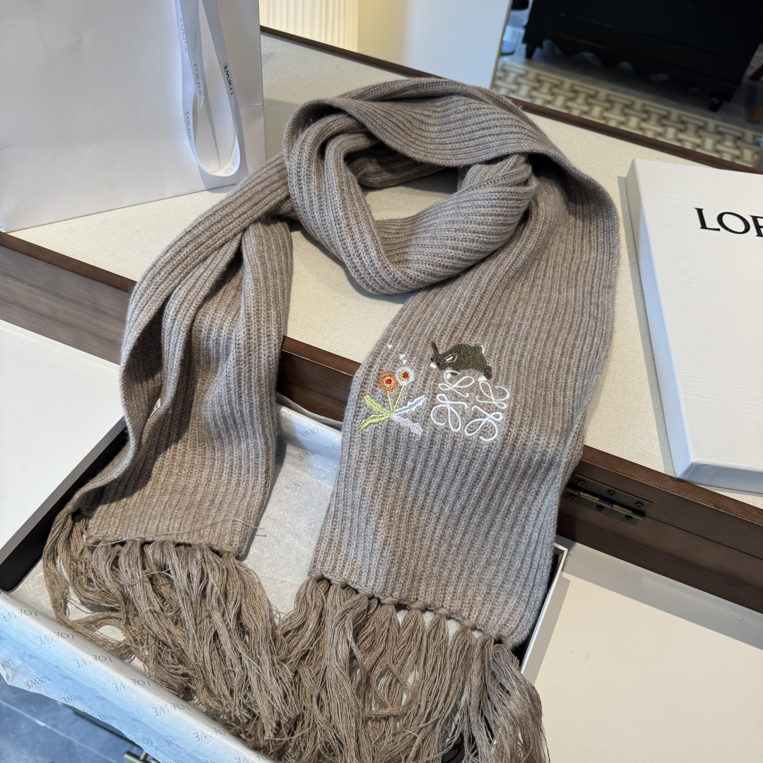 Loewe✖️Sunafujita联名款 小兔花卉刺绣流苏 原单！重磅推荐！新款针织围巾！低调的奢侈感。