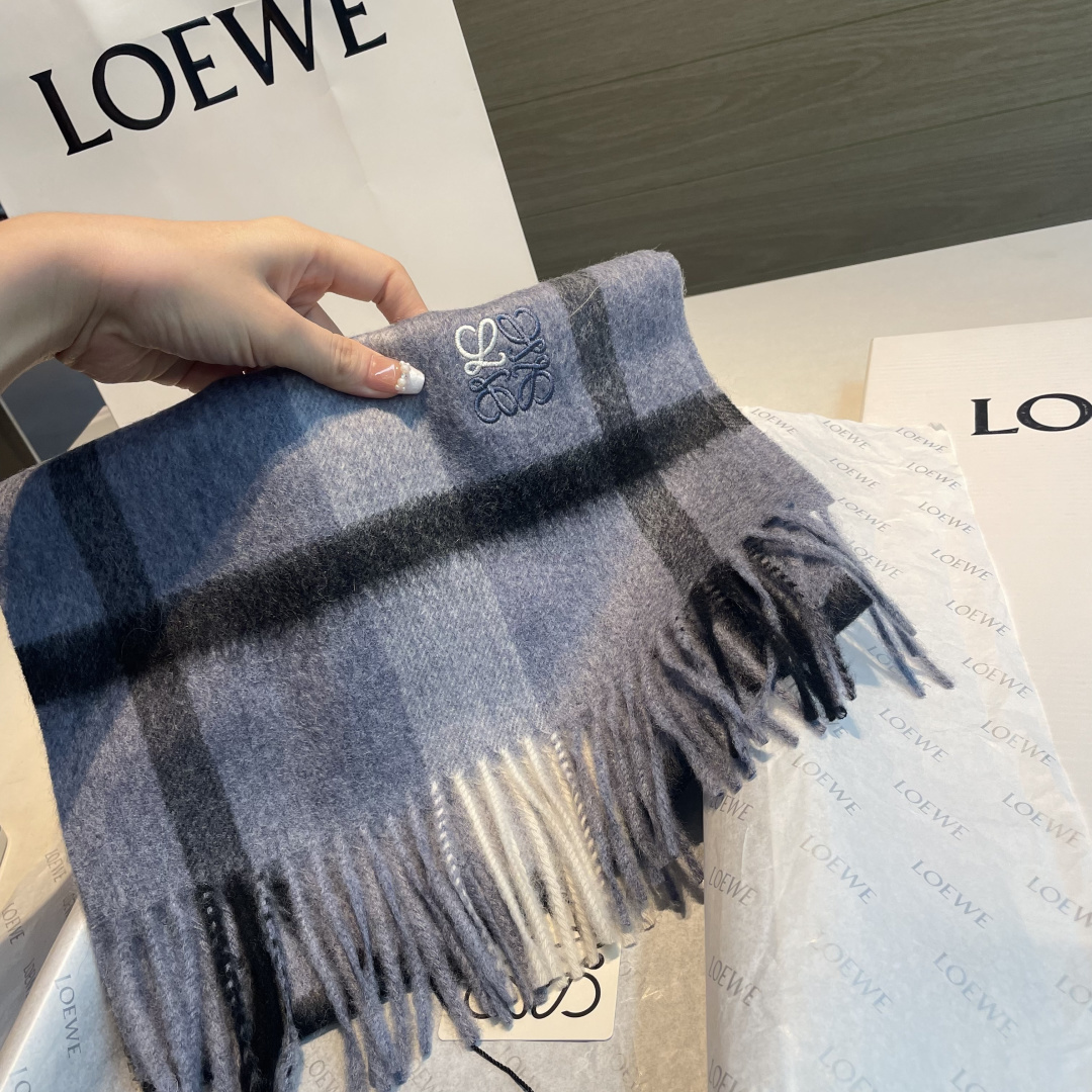 上新！Loewe · 罗意威️难得一见的温柔配色，低调又不失优雅❗️】重点推荐❗️双面配色，一条围巾两种