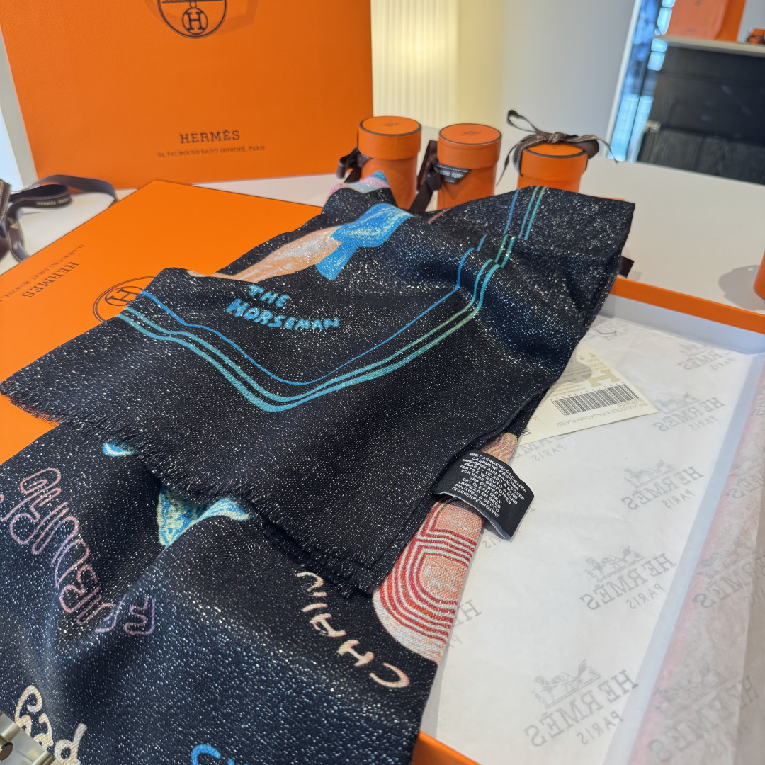 会发光发亮的围巾银丝羊绒长巾✨专柜同步‼️真心赞‼️驴家路易威登经典 Monogram 图案搭配彩色边框