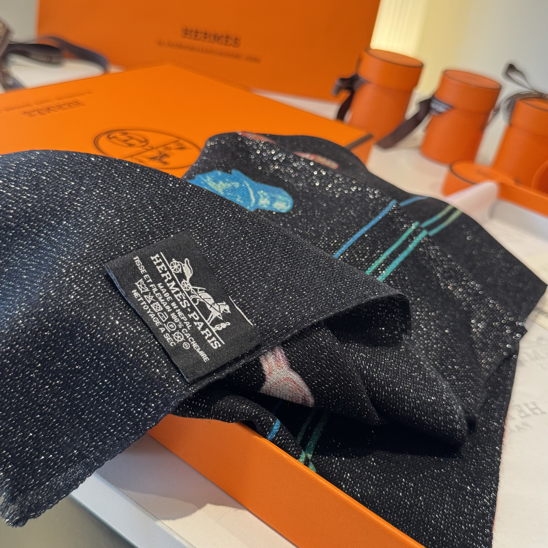 会发光发亮的围巾银丝羊绒长巾✨专柜同步‼️真心赞‼️驴家路易威登经典 Monogram 图案搭配彩色边框