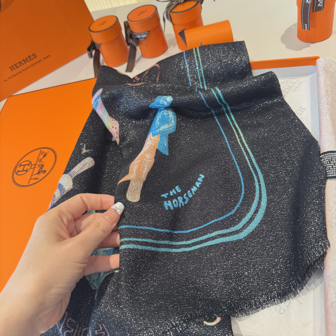 会发光发亮的围巾银丝羊绒长巾✨专柜同步‼️真心赞‼️驴家路易威登经典 Monogram 图案搭配彩色边框