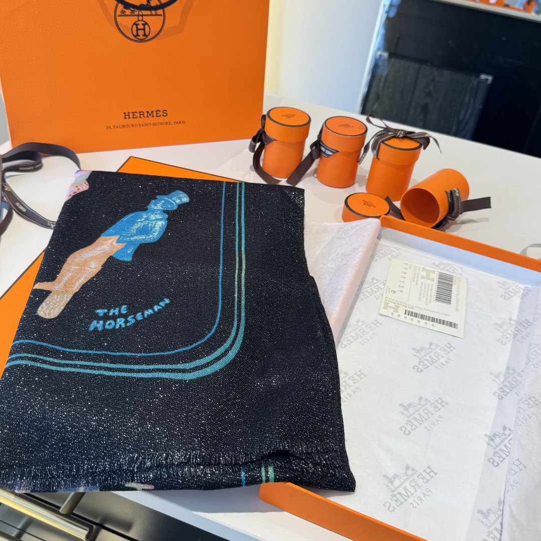 会发光发亮的围巾银丝羊绒长巾✨专柜同步‼️真心赞‼️驴家路易威登经典 Monogram 图案搭配彩色边框