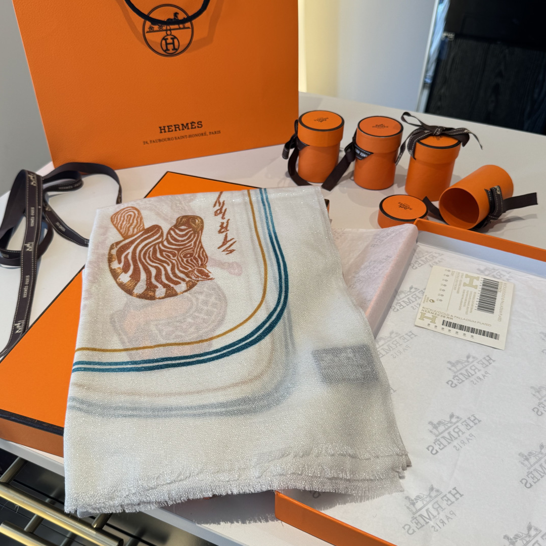 会发光发亮的围巾银丝羊绒长巾✨专柜同步‼️真心赞‼️驴家路易威登经典 Monogram 图案搭配彩色边框