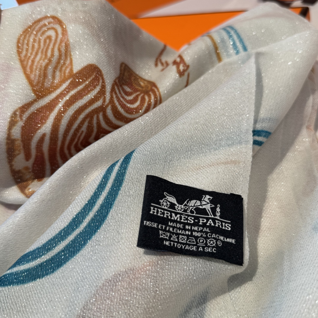 会发光发亮的围巾银丝羊绒长巾✨专柜同步‼️真心赞‼️驴家路易威登经典 Monogram 图案搭配彩色边框