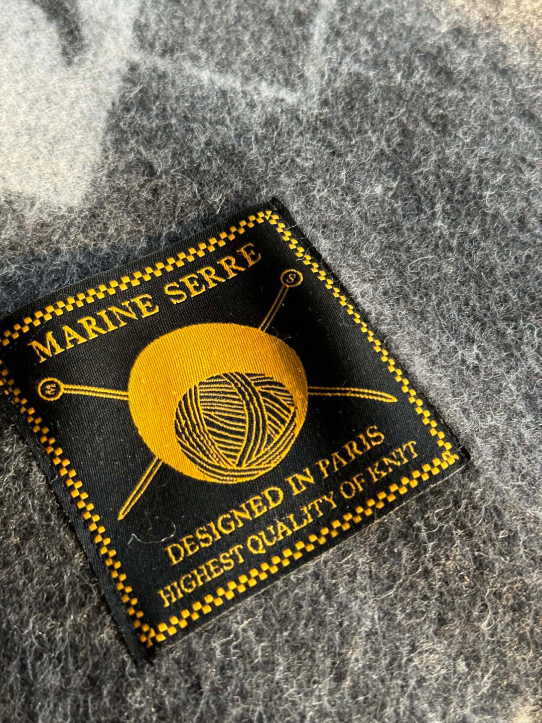 宋茜同款围巾原单来了。这批货正儿八经的压了大半年才可以出，血统纯正的中国代工😊目前国内加工的产品很重环保