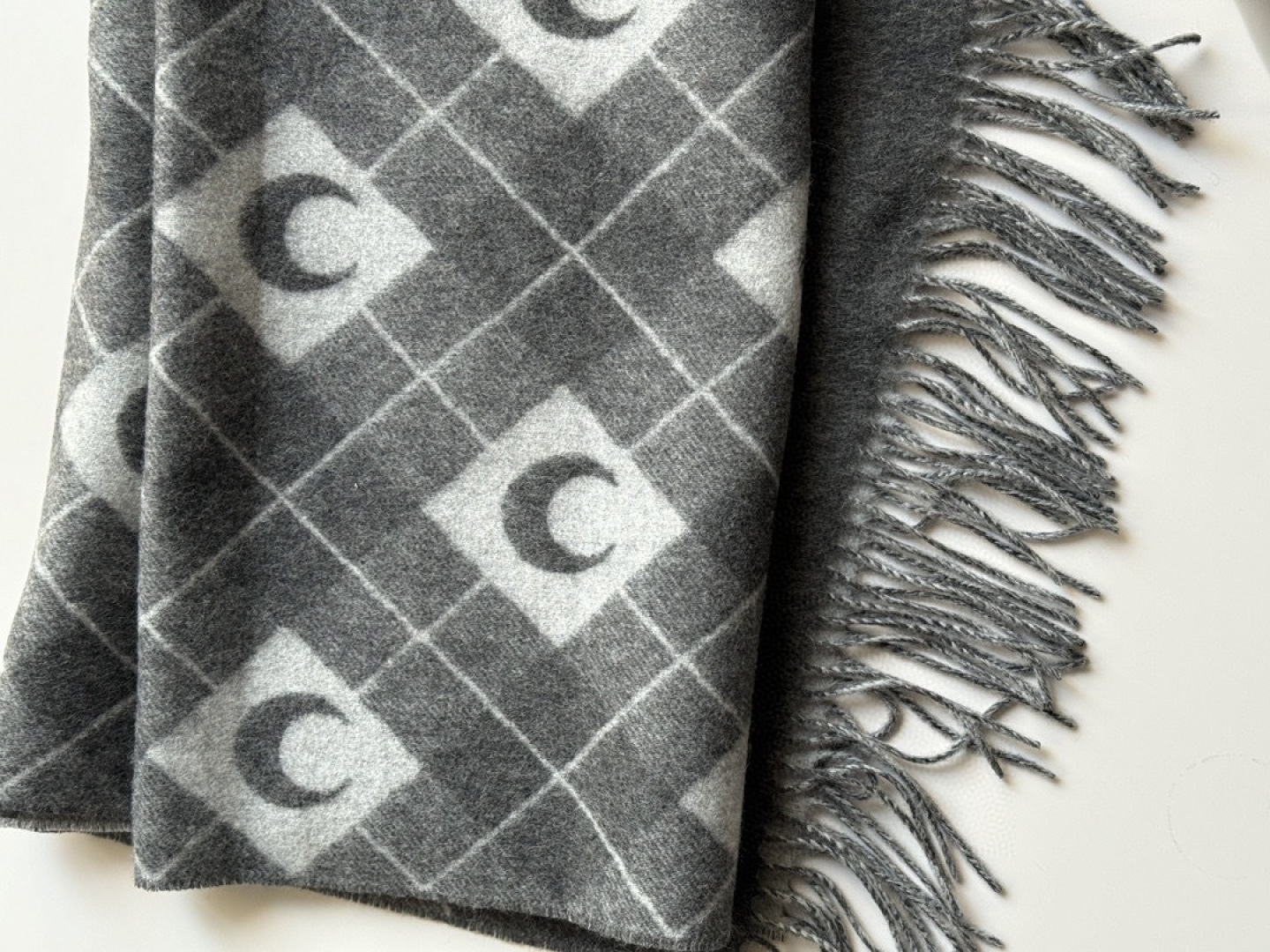 宋茜同款围巾原单来了。这批货正儿八经的压了大半年才可以出，血统纯正的中国代工😊目前国内加工的产品很重环保