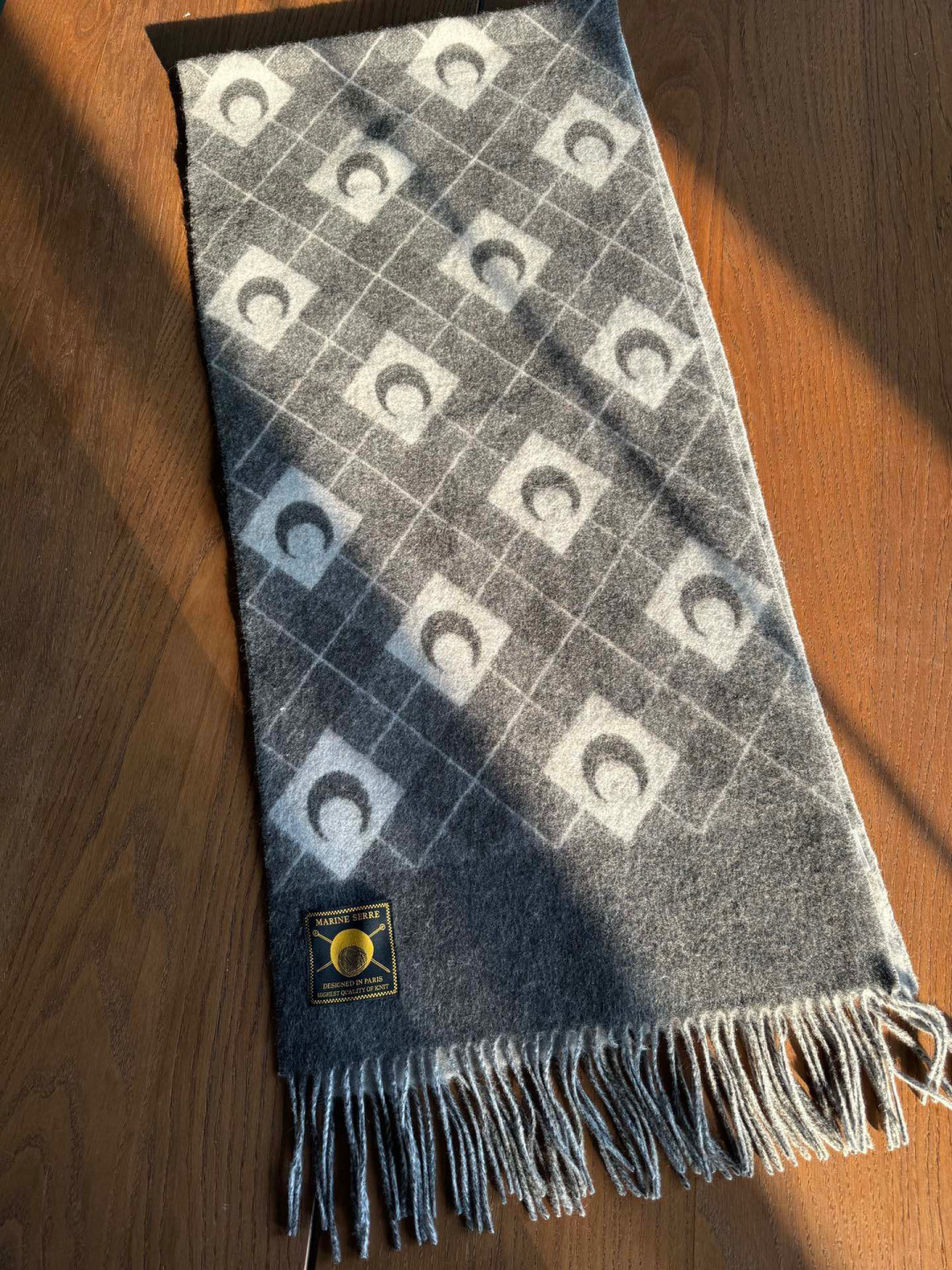 宋茜同款围巾原单来了。这批货正儿八经的压了大半年才可以出，血统纯正的中国代工😊目前国内加工的产品很重环保