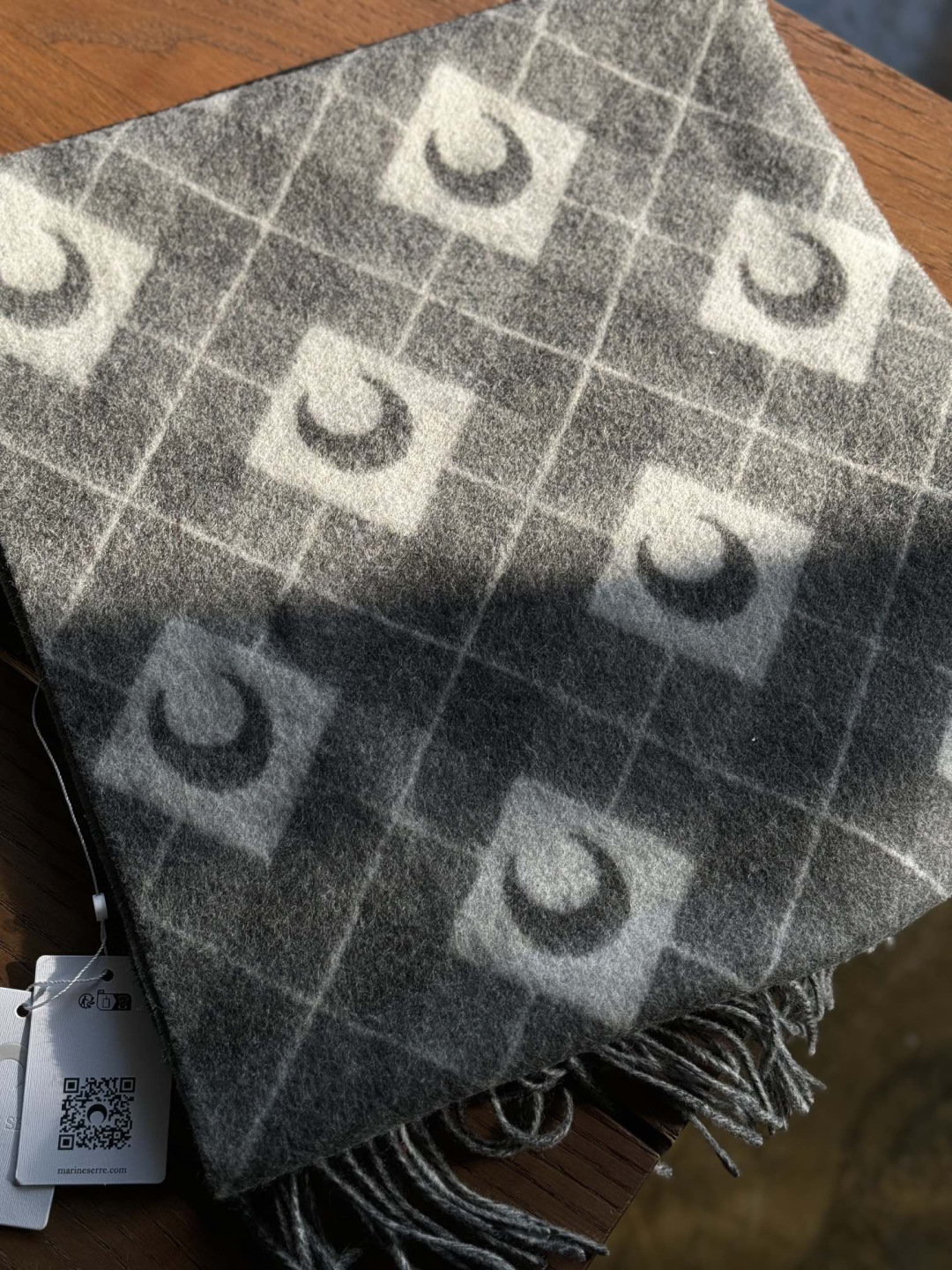 宋茜同款围巾原单来了。这批货正儿八经的压了大半年才可以出，血统纯正的中国代工😊目前国内加工的产品很重环保