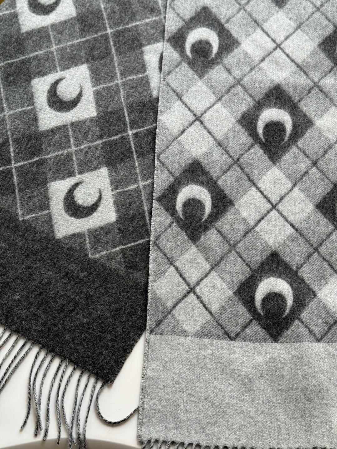 宋茜同款围巾原单来了。这批货正儿八经的压了大半年才可以出，血统纯正的中国代工😊目前国内加工的产品很重环保