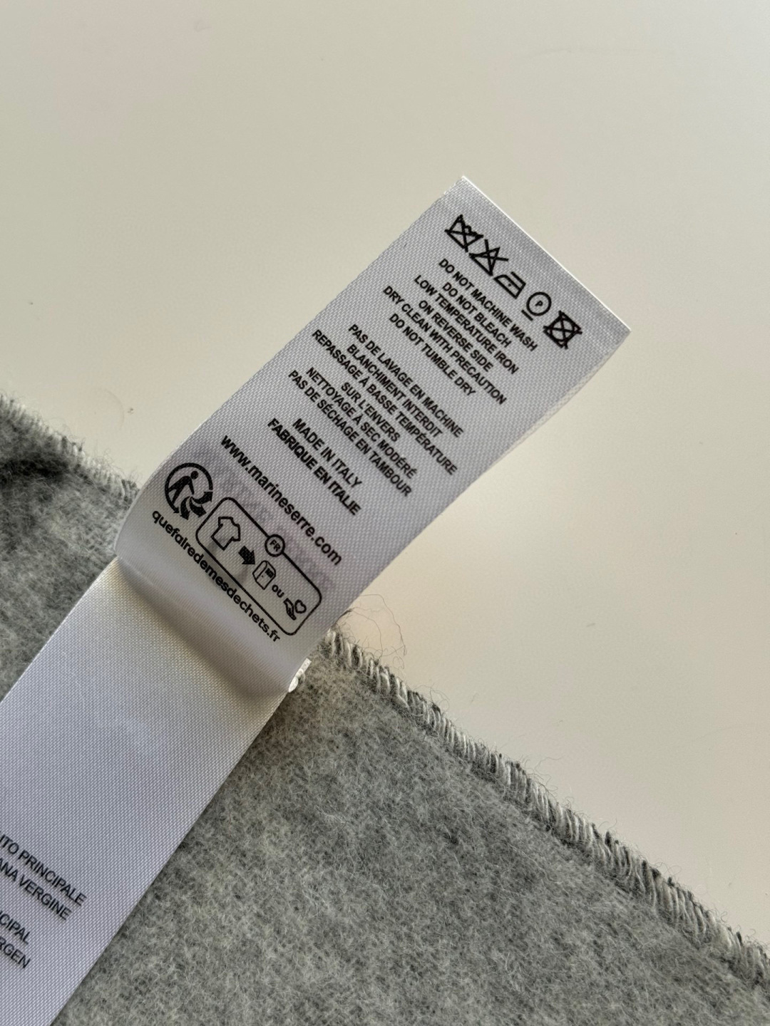 宋茜同款围巾原单来了。这批货正儿八经的压了大半年才可以出，血统纯正的中国代工😊目前国内加工的产品很重环保