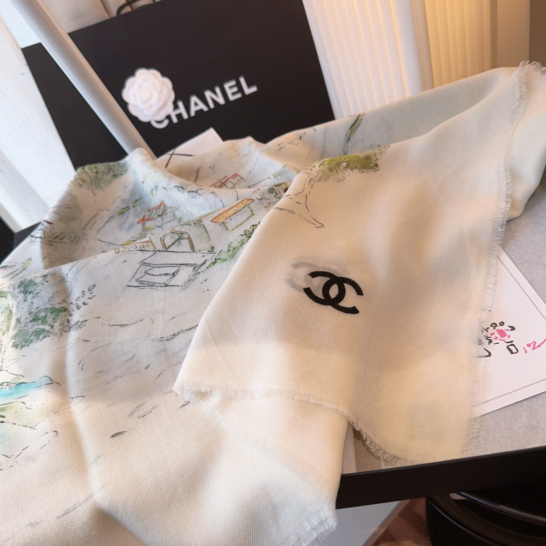 25年高级手工坊系列作品梦幻而极具电影感，灵感来自嘉柏丽尔·香奈儿收藏的中国乌木漆面屏风。在她巴黎康朋街