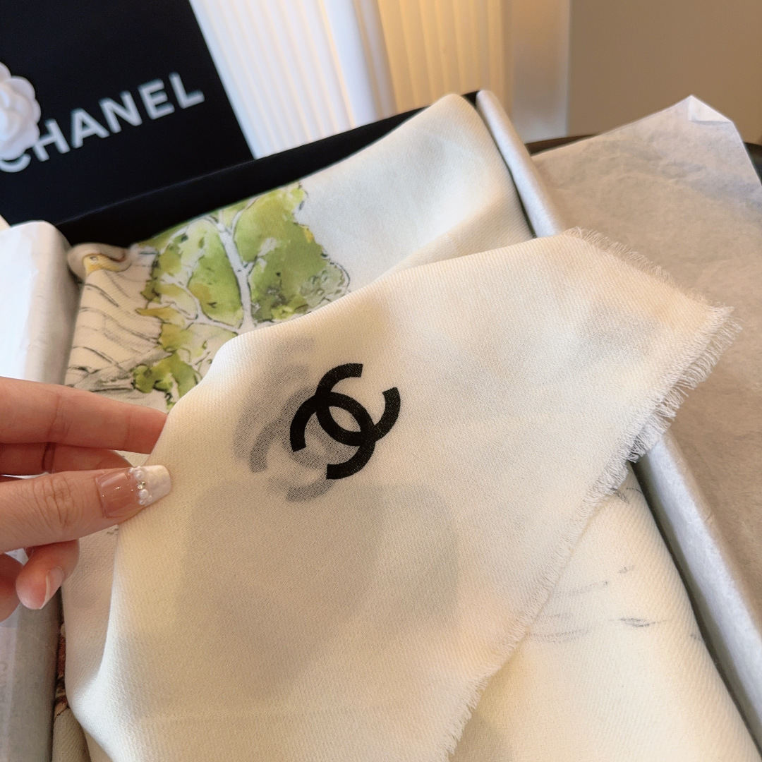 25年高级手工坊系列作品梦幻而极具电影感，灵感来自嘉柏丽尔·香奈儿收藏的中国乌木漆面屏风。在她巴黎康朋街