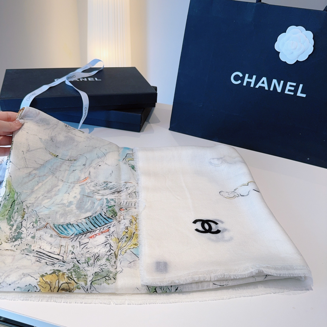 25年高级手工坊系列作品梦幻而极具电影感，灵感来自嘉柏丽尔·香奈儿收藏的中国乌木漆面屏风。在她巴黎康朋街