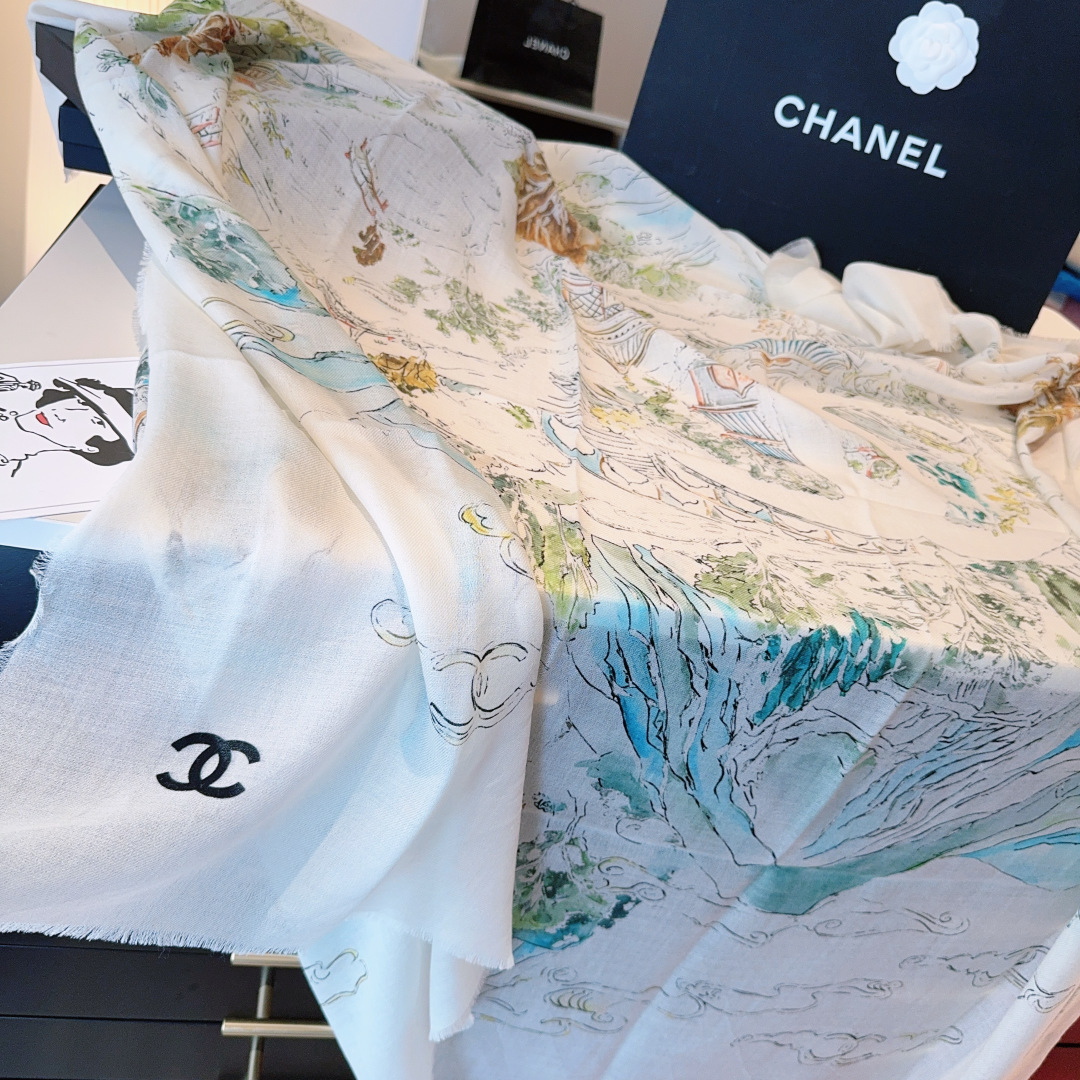 25年高级手工坊系列作品梦幻而极具电影感，灵感来自嘉柏丽尔·香奈儿收藏的中国乌木漆面屏风。在她巴黎康朋街