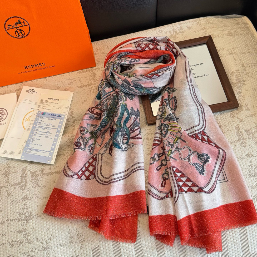 会发光发亮的围巾银丝羊绒长巾✨专柜同步‼️真心赞‼️驴家路易威登经典 Monogram 图案搭配彩色边框