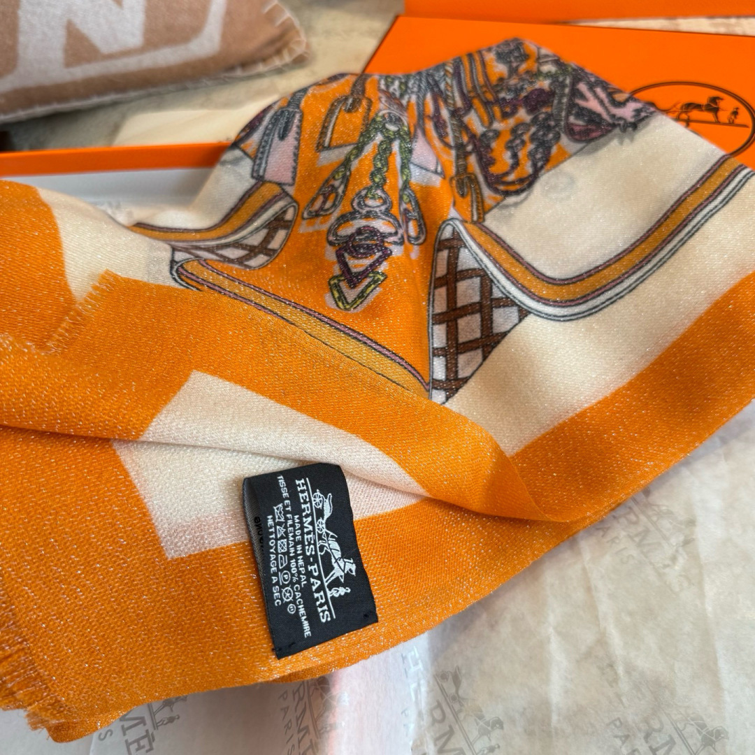 会发光发亮的围巾银丝羊绒长巾✨专柜同步‼️真心赞‼️驴家路易威登经典 Monogram 图案搭配彩色边框