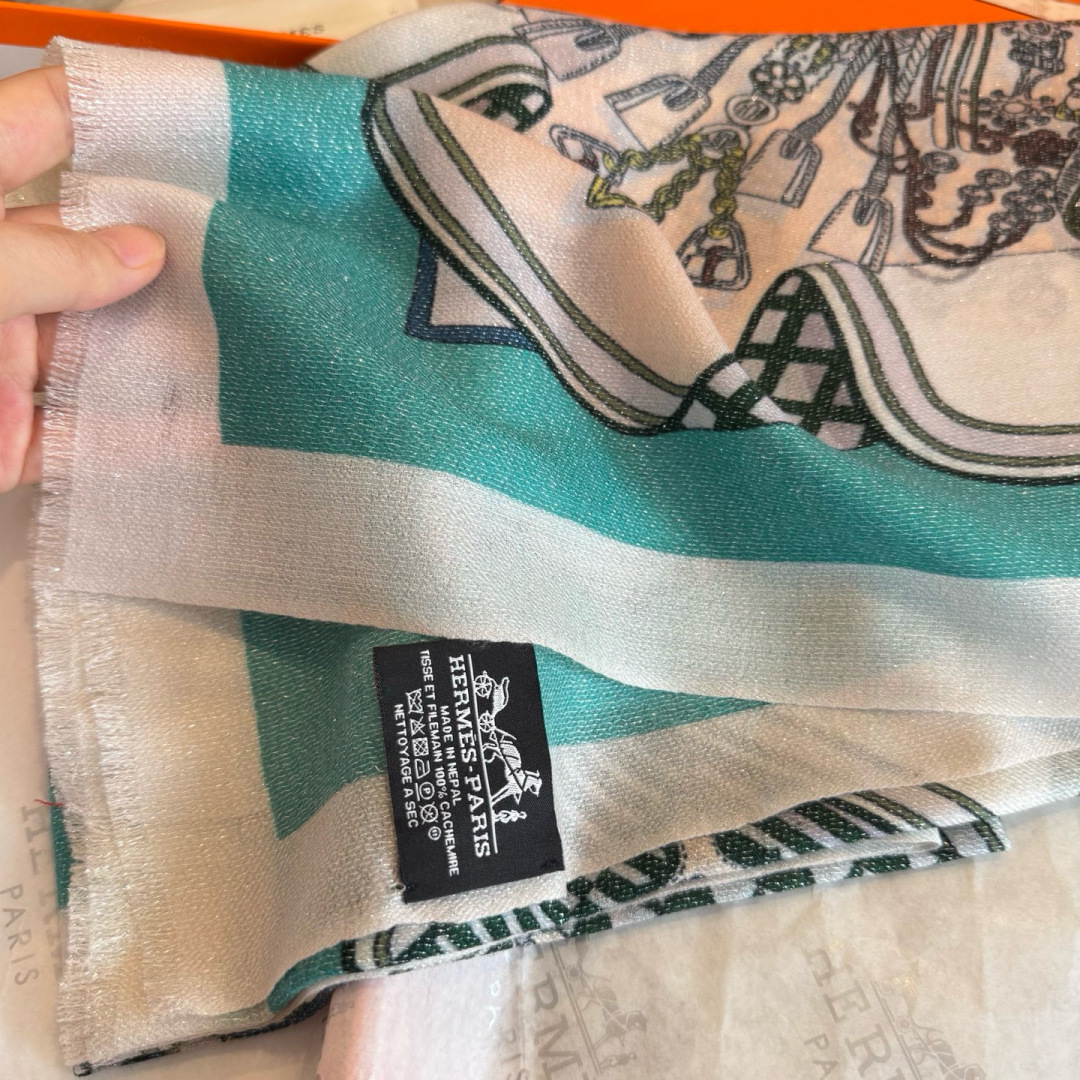 会发光发亮的围巾银丝羊绒长巾✨专柜同步‼️真心赞‼️驴家路易威登经典 Monogram 图案搭配彩色边框