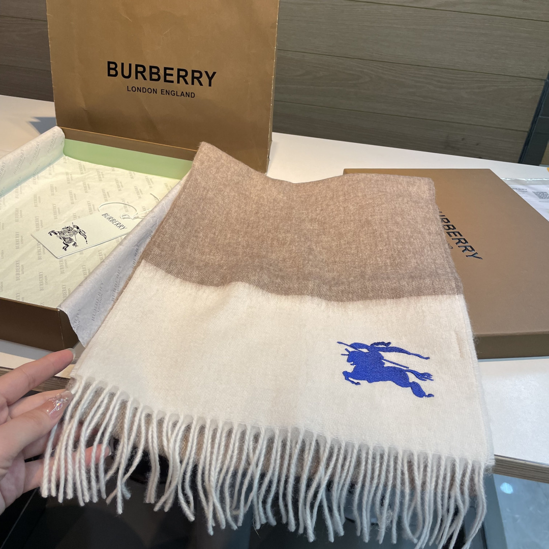✨✨Burberry · 巴宝莉双面围巾❗好看的要疯掉了，太有型太有魅力了❗❗非常斯文时尚的秋冬单品！真