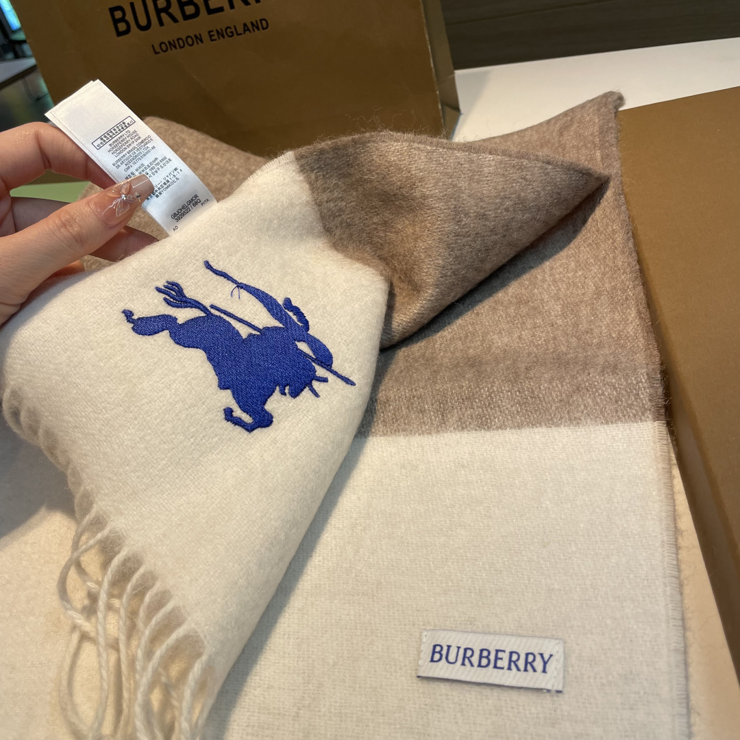✨✨Burberry · 巴宝莉双面围巾❗好看的要疯掉了，太有型太有魅力了❗❗非常斯文时尚的秋冬单品！真