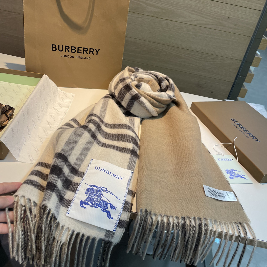 高货版本出，易梦玲同款Bur新款双面两用格纹羊绒围巾，绝对是冬日里封神的一款，男女同款，配情侣款也是绝绝