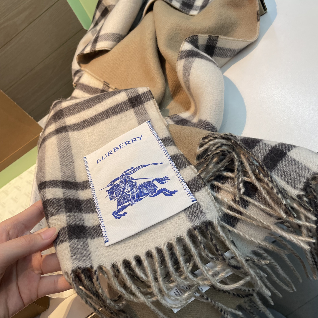 高货版本出，易梦玲同款Bur新款双面两用格纹羊绒围巾，绝对是冬日里封神的一款，男女同款，配情侣款也是绝绝