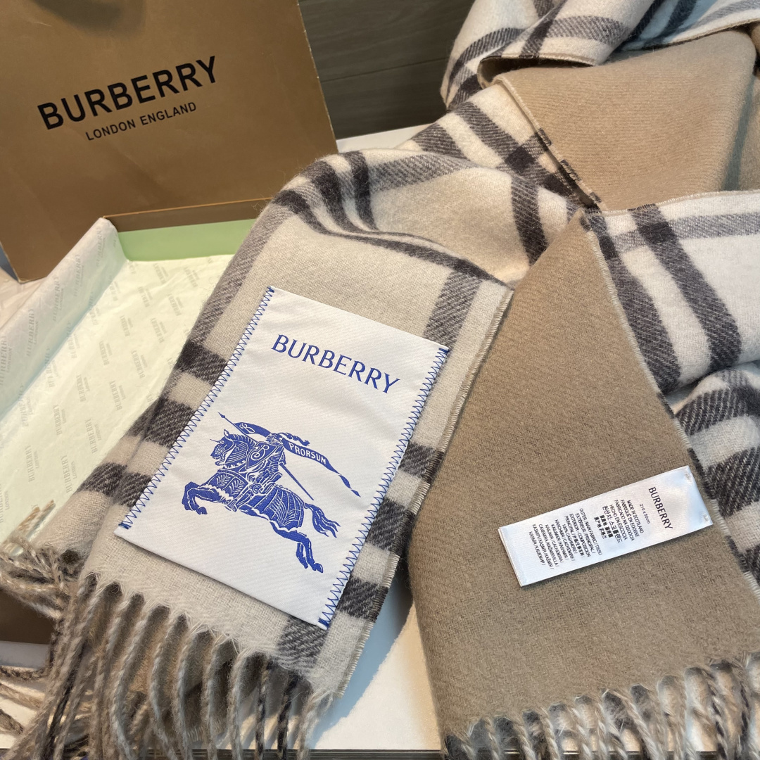 高货版本出，易梦玲同款Bur新款双面两用格纹羊绒围巾，绝对是冬日里封神的一款，男女同款，配情侣款也是绝绝