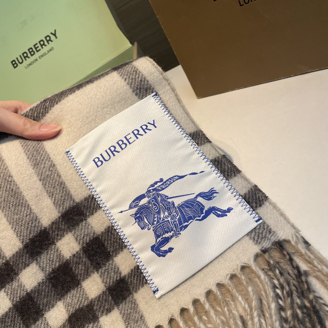 高货版本出，易梦玲同款Bur新款双面两用格纹羊绒围巾，绝对是冬日里封神的一款，男女同款，配情侣款也是绝绝