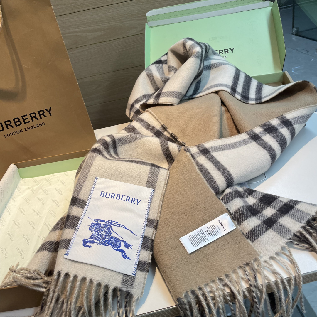 高货版本出，易梦玲同款Bur新款双面两用格纹羊绒围巾，绝对是冬日里封神的一款，男女同款，配情侣款也是绝绝