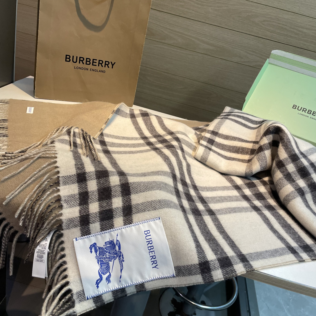 高货版本出，易梦玲同款Bur新款双面两用格纹羊绒围巾，绝对是冬日里封神的一款，男女同款，配情侣款也是绝绝