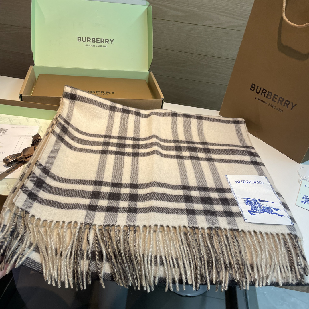 高货版本出，易梦玲同款Bur新款双面两用格纹羊绒围巾，绝对是冬日里封神的一款，男女同款，配情侣款也是绝绝
