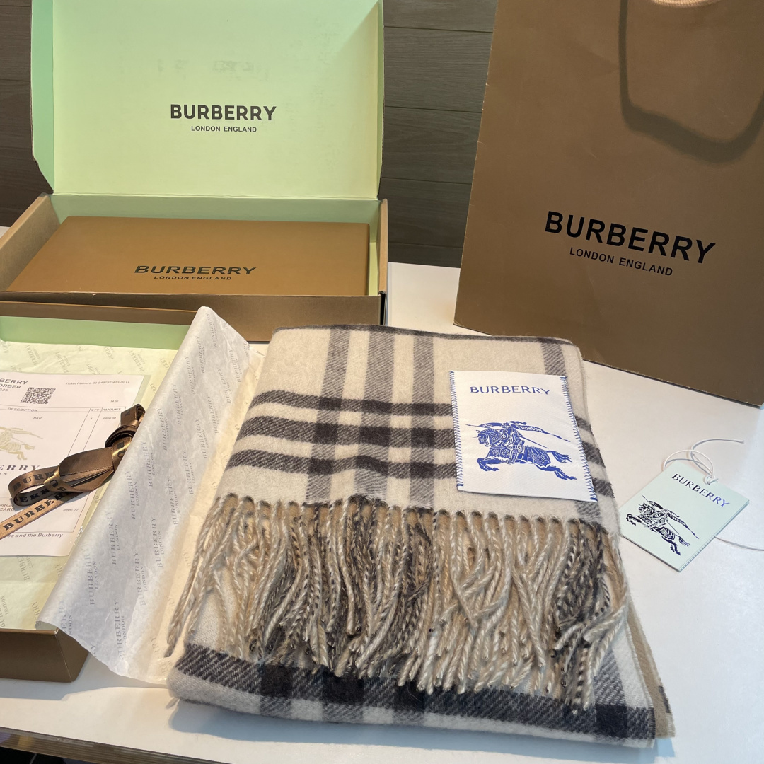 高货版本出，易梦玲同款Bur新款双面两用格纹羊绒围巾，绝对是冬日里封神的一款，男女同款，配情侣款也是绝绝