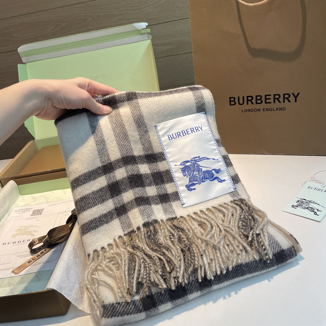 高货版本出，易梦玲同款Bur新款双面两用格纹羊绒围巾，绝对是冬日里封神的一款，男女同款，配情侣款也是绝绝