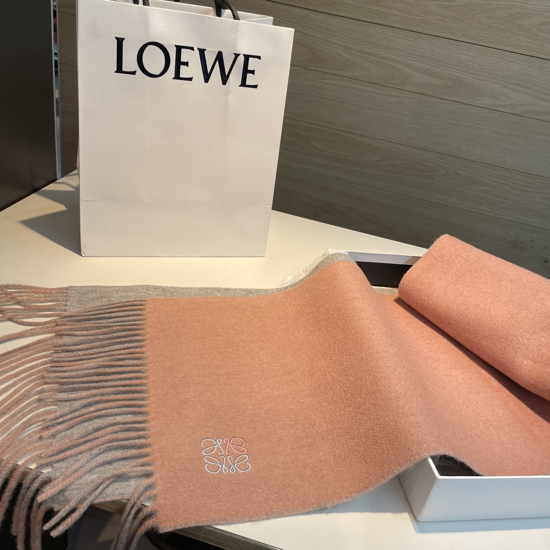 上新！Loewe · 罗意威️难得一见的温柔配色，低调又不失优雅❗️】重点推荐❗️双面配色，一条围巾两种