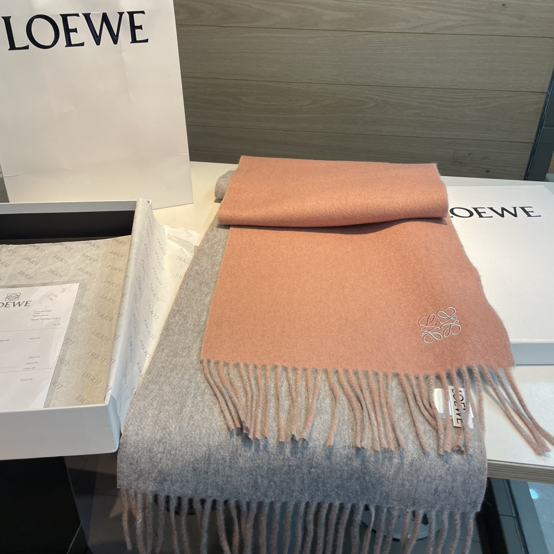上新！Loewe · 罗意威️难得一见的温柔配色，低调又不失优雅❗️】重点推荐❗️双面配色，一条围巾两种