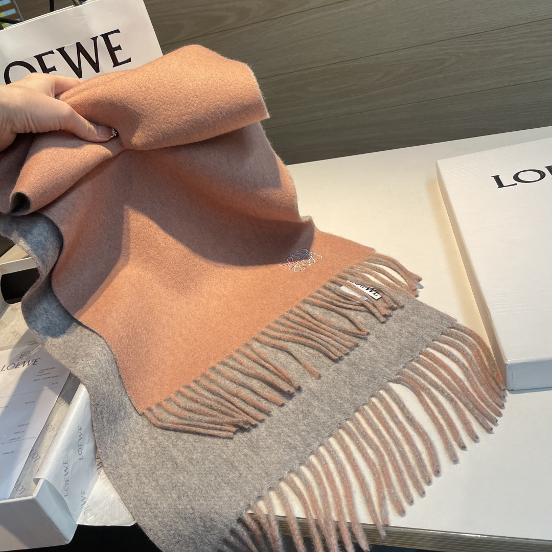 上新！Loewe · 罗意威️难得一见的温柔配色，低调又不失优雅❗️】重点推荐❗️双面配色，一条围巾两种