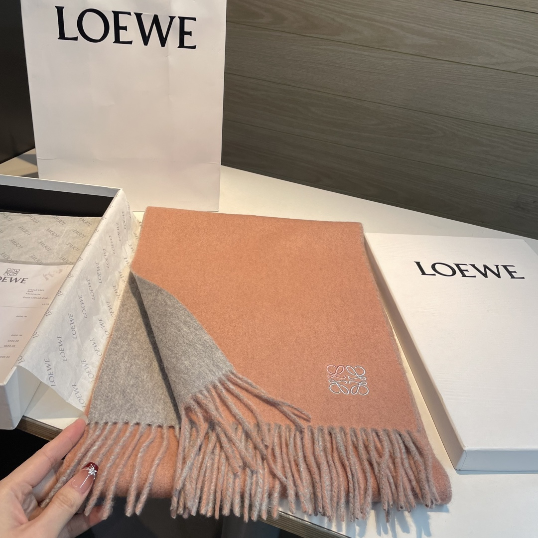 上新！Loewe · 罗意威️难得一见的温柔配色，低调又不失优雅❗️】重点推荐❗️双面配色，一条围巾两种