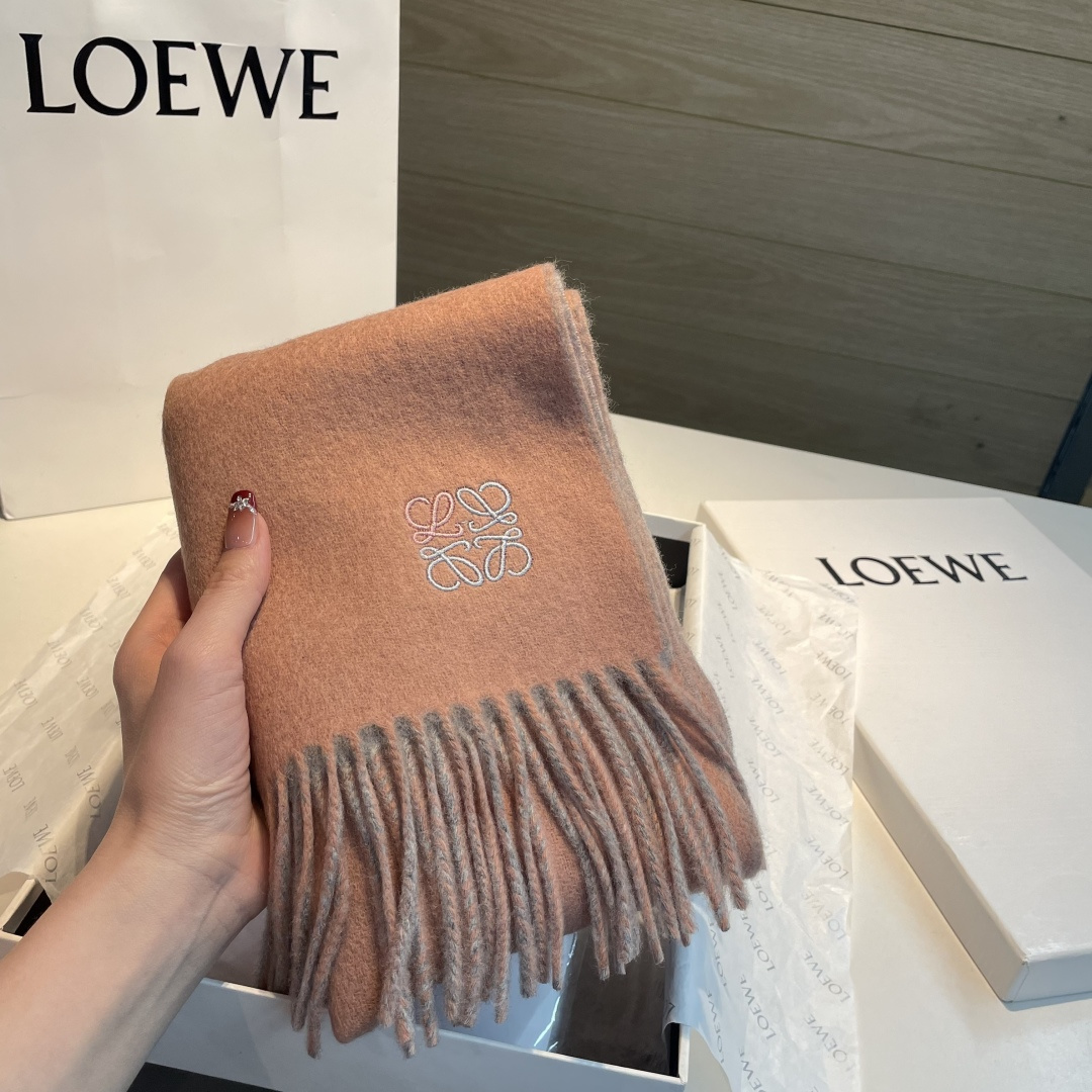 上新！Loewe · 罗意威️难得一见的温柔配色，低调又不失优雅❗️】重点推荐❗️双面配色，一条围巾两种