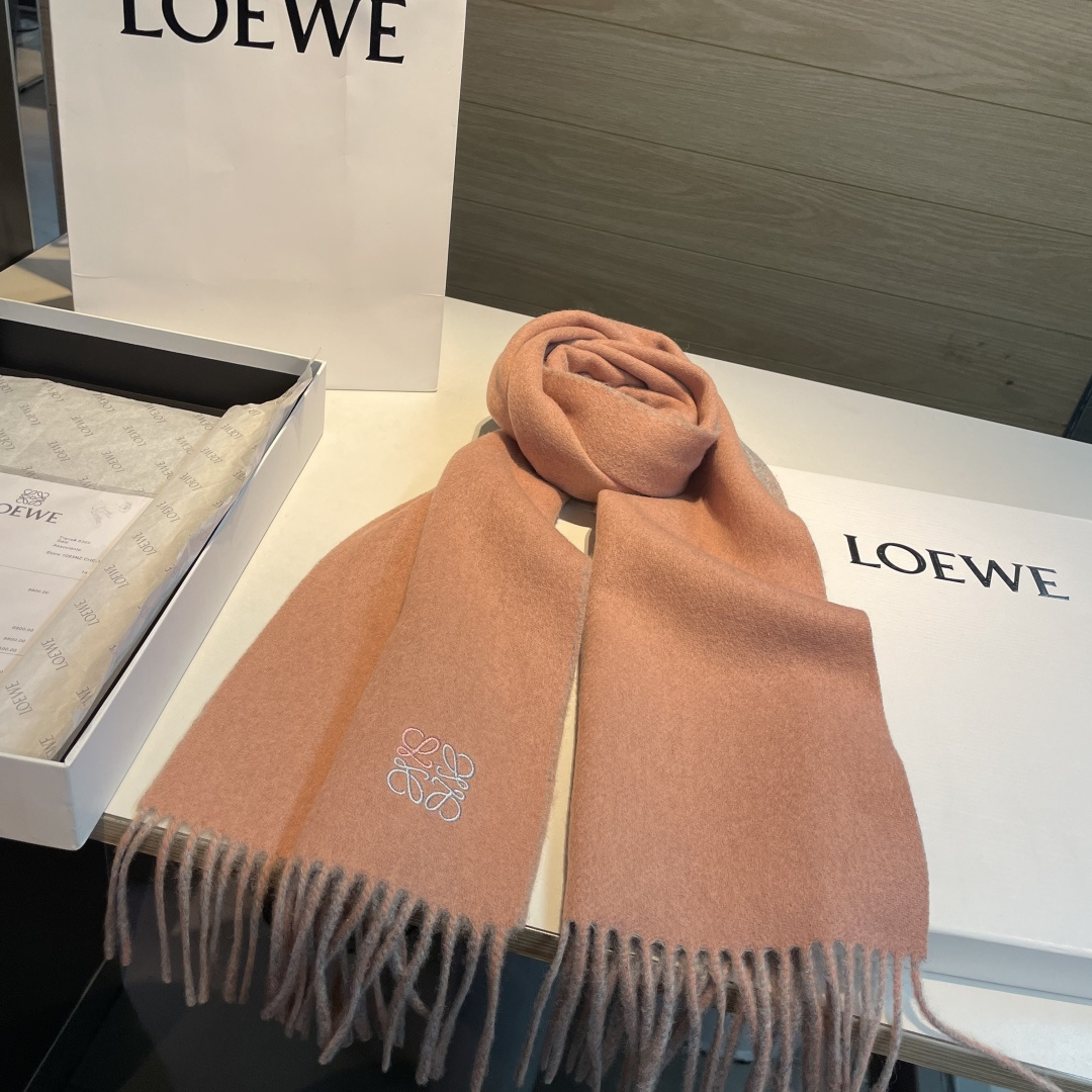 上新！Loewe · 罗意威️难得一见的温柔配色，低调又不失优雅❗️】重点推荐❗️双面配色，一条围巾两种