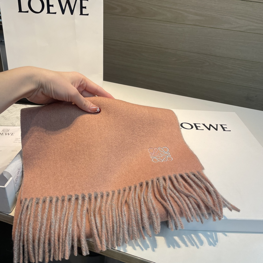 上新！Loewe · 罗意威️难得一见的温柔配色，低调又不失优雅❗️】重点推荐❗️双面配色，一条围巾两种
