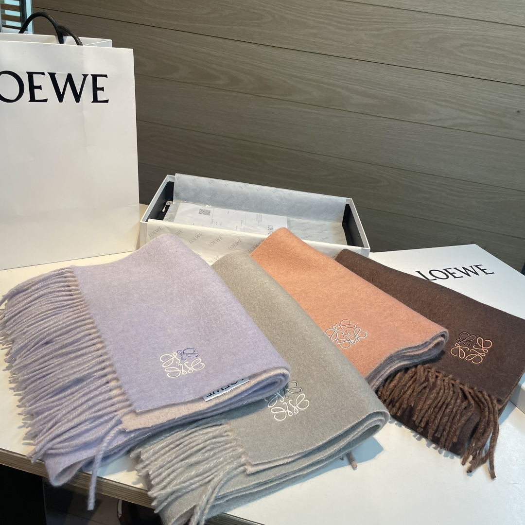 上新！Loewe · 罗意威️难得一见的温柔配色，低调又不失优雅❗️】重点推荐❗️双面配色，一条围巾两种
