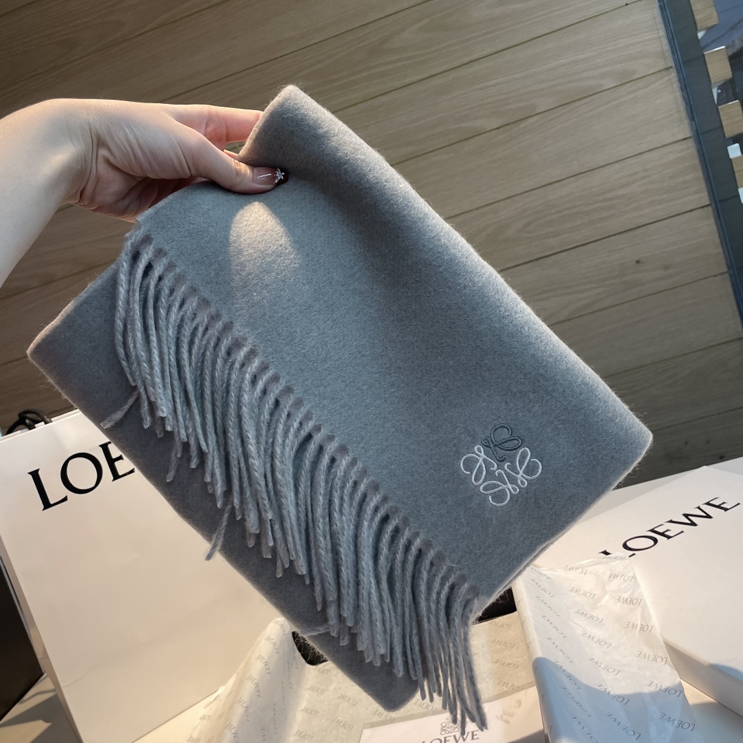 上新！Loewe · 罗意威️难得一见的温柔配色，低调又不失优雅❗️】重点推荐❗️双面配色，一条围巾两种
