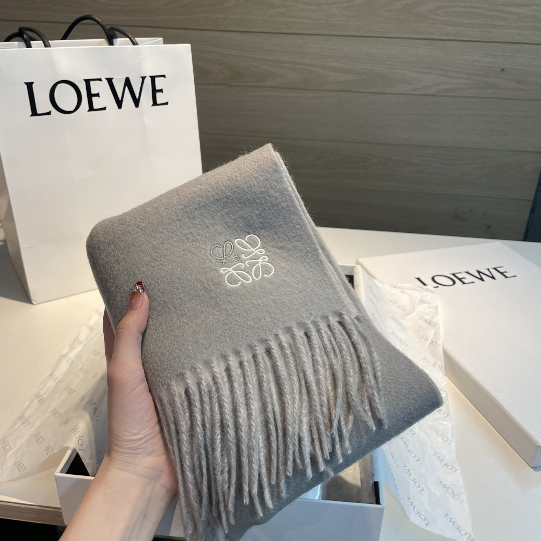 上新！Loewe · 罗意威️难得一见的温柔配色，低调又不失优雅❗️】重点推荐❗️双面配色，一条围巾两种