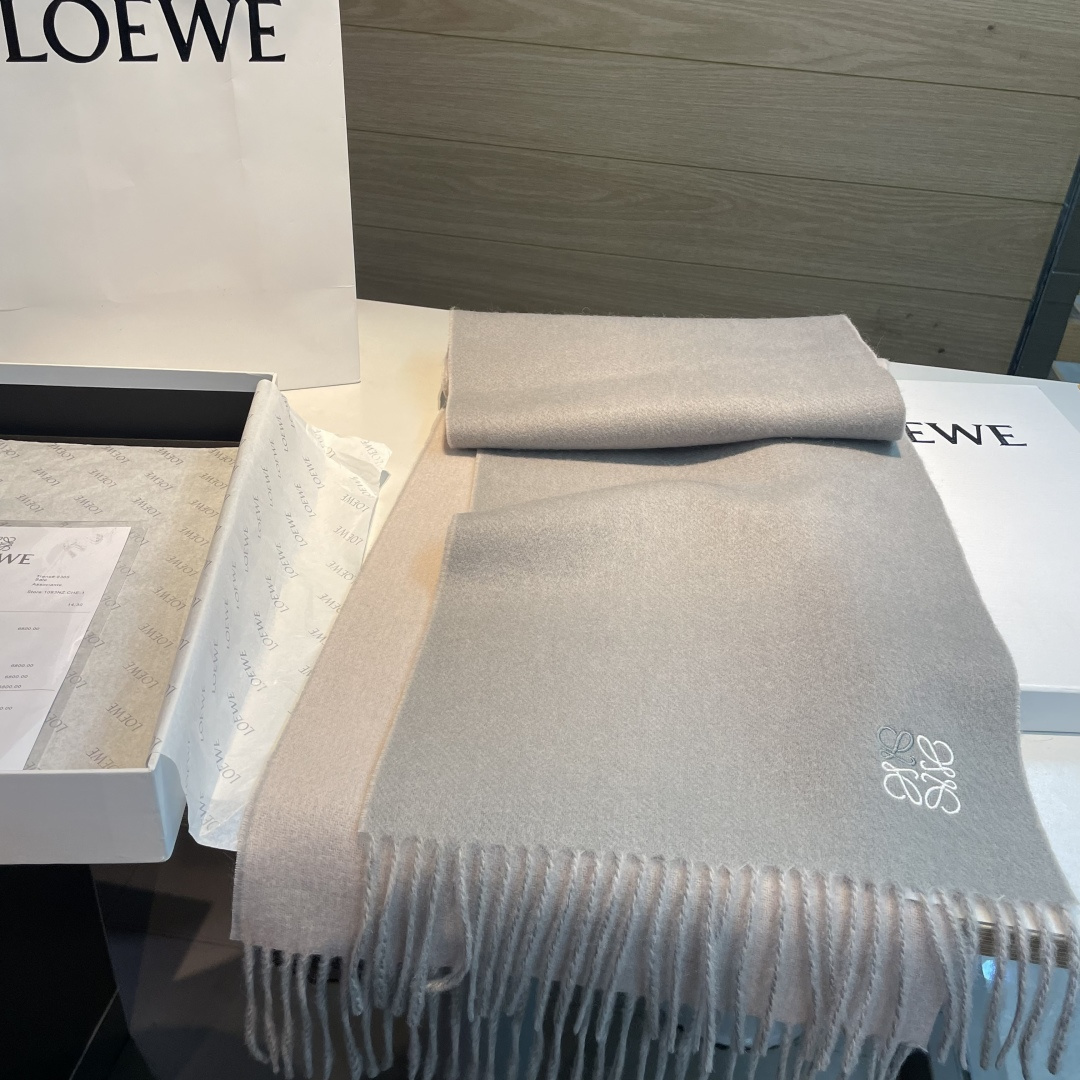 上新！Loewe · 罗意威️难得一见的温柔配色，低调又不失优雅❗️】重点推荐❗️双面配色，一条围巾两种