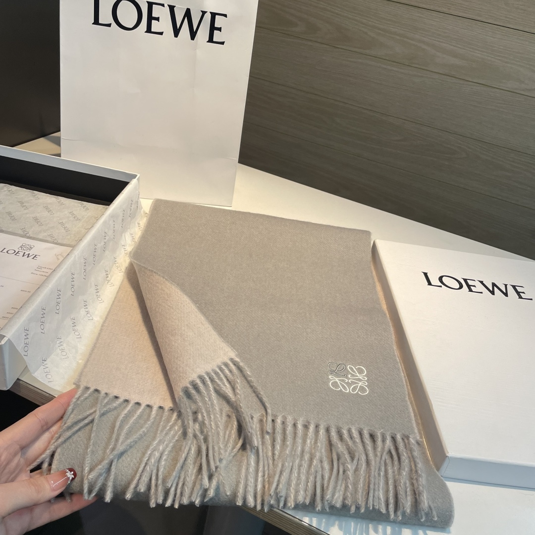 上新！Loewe · 罗意威️难得一见的温柔配色，低调又不失优雅❗️】重点推荐❗️双面配色，一条围巾两种