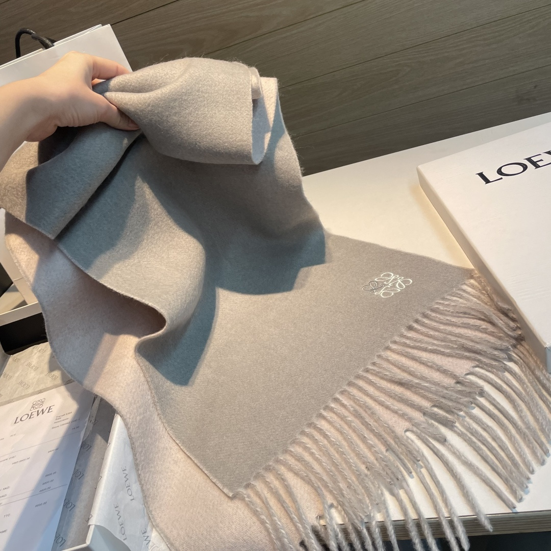 上新！Loewe · 罗意威️难得一见的温柔配色，低调又不失优雅❗️】重点推荐❗️双面配色，一条围巾两种