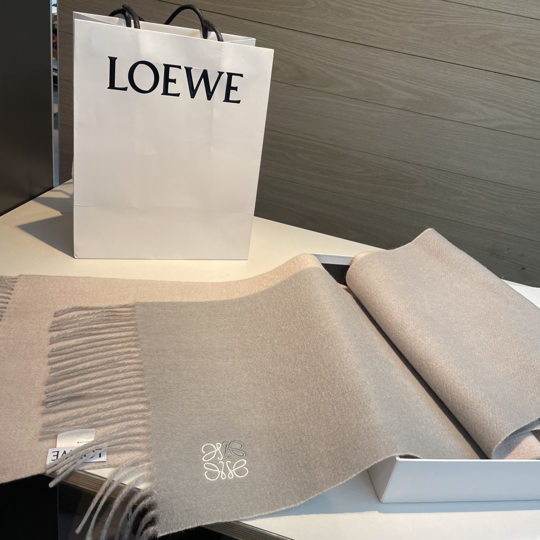 上新！Loewe · 罗意威️难得一见的温柔配色，低调又不失优雅❗️】重点推荐❗️双面配色，一条围巾两种