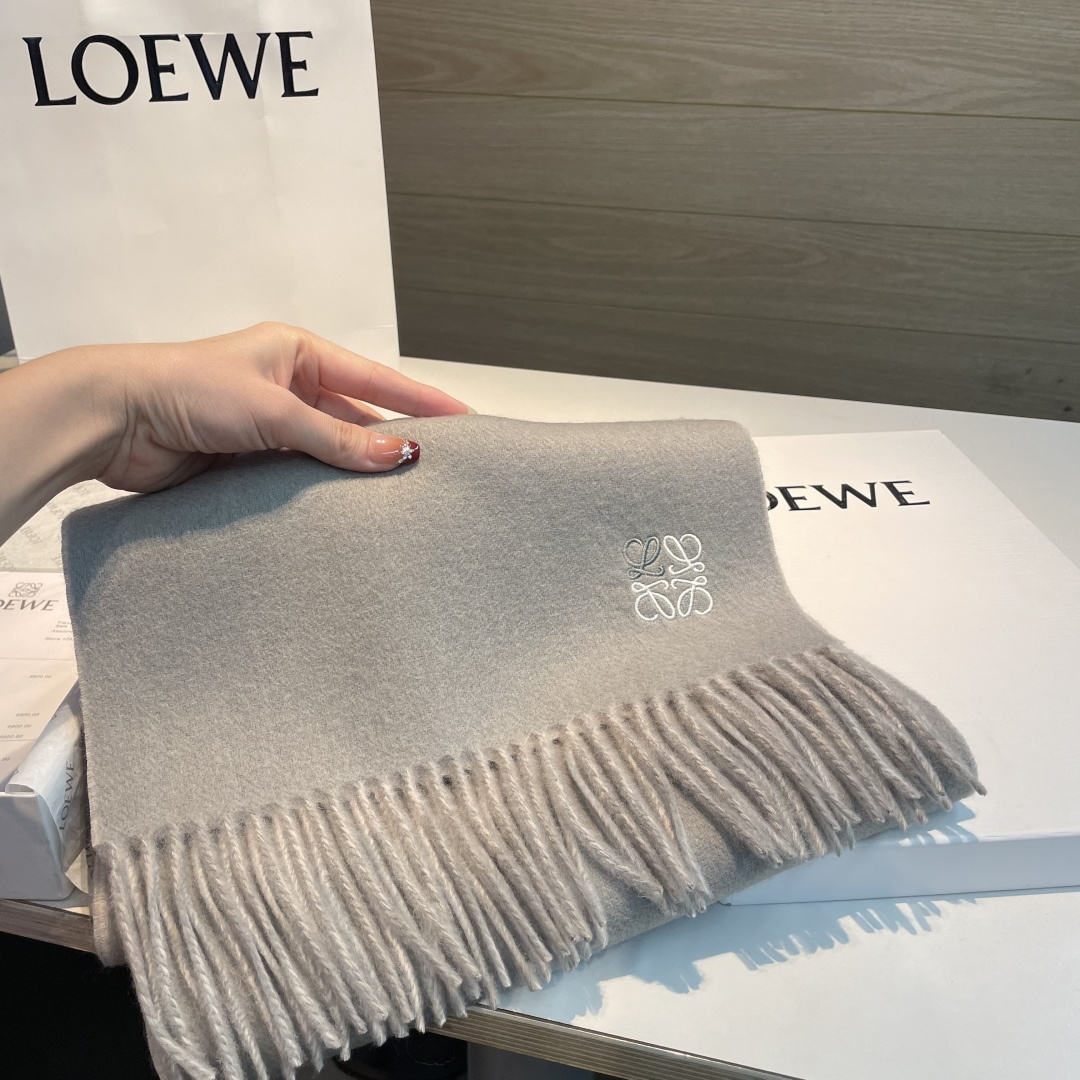 上新！Loewe · 罗意威️难得一见的温柔配色，低调又不失优雅❗️】重点推荐❗️双面配色，一条围巾两种