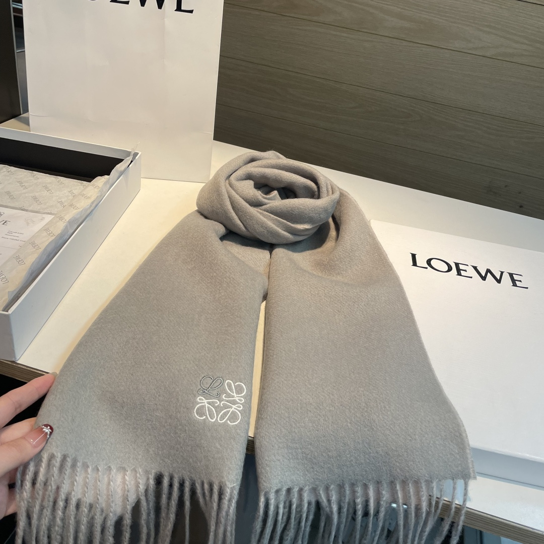 上新！Loewe · 罗意威️难得一见的温柔配色，低调又不失优雅❗️】重点推荐❗️双面配色，一条围巾两种