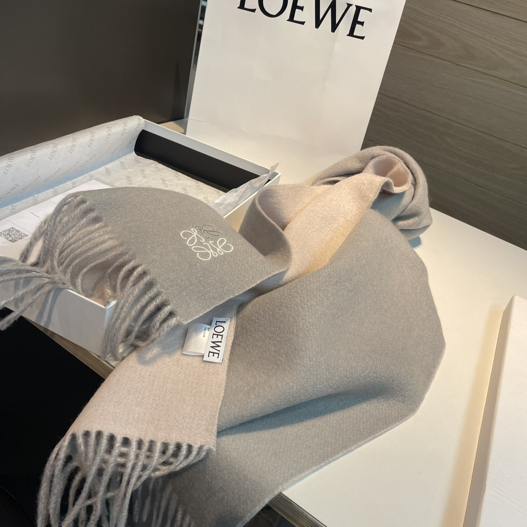 上新！Loewe · 罗意威️难得一见的温柔配色，低调又不失优雅❗️】重点推荐❗️双面配色，一条围巾两种