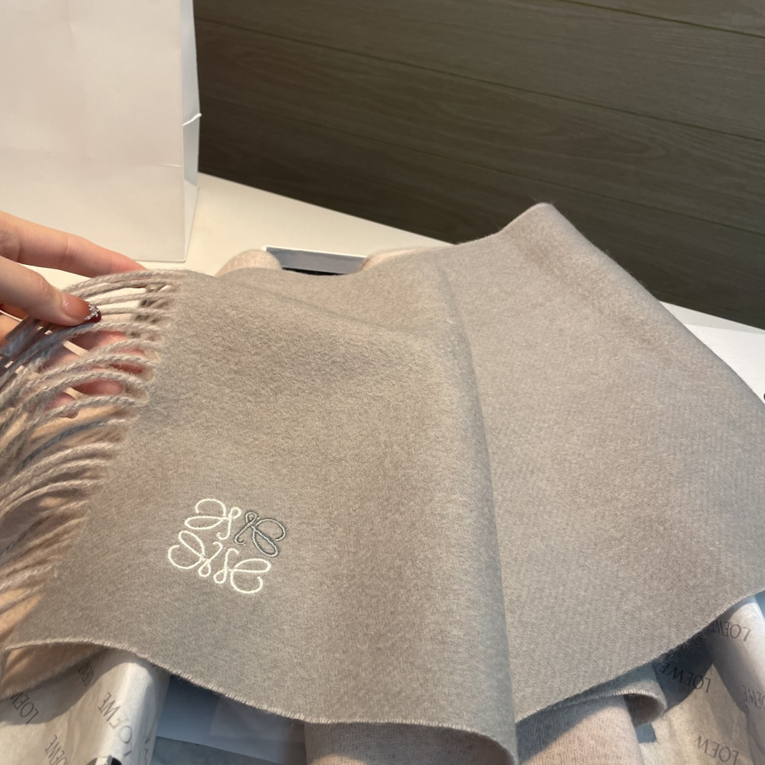 上新！Loewe · 罗意威️难得一见的温柔配色，低调又不失优雅❗️】重点推荐❗️双面配色，一条围巾两种